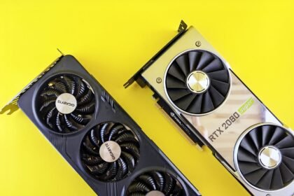 Placas de vídeo GeForce RTX lado a lado sobre fundo amarelo