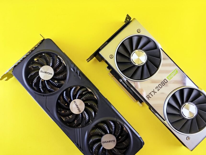 Placas de vídeo GeForce RTX lado a lado sobre fundo amarelo