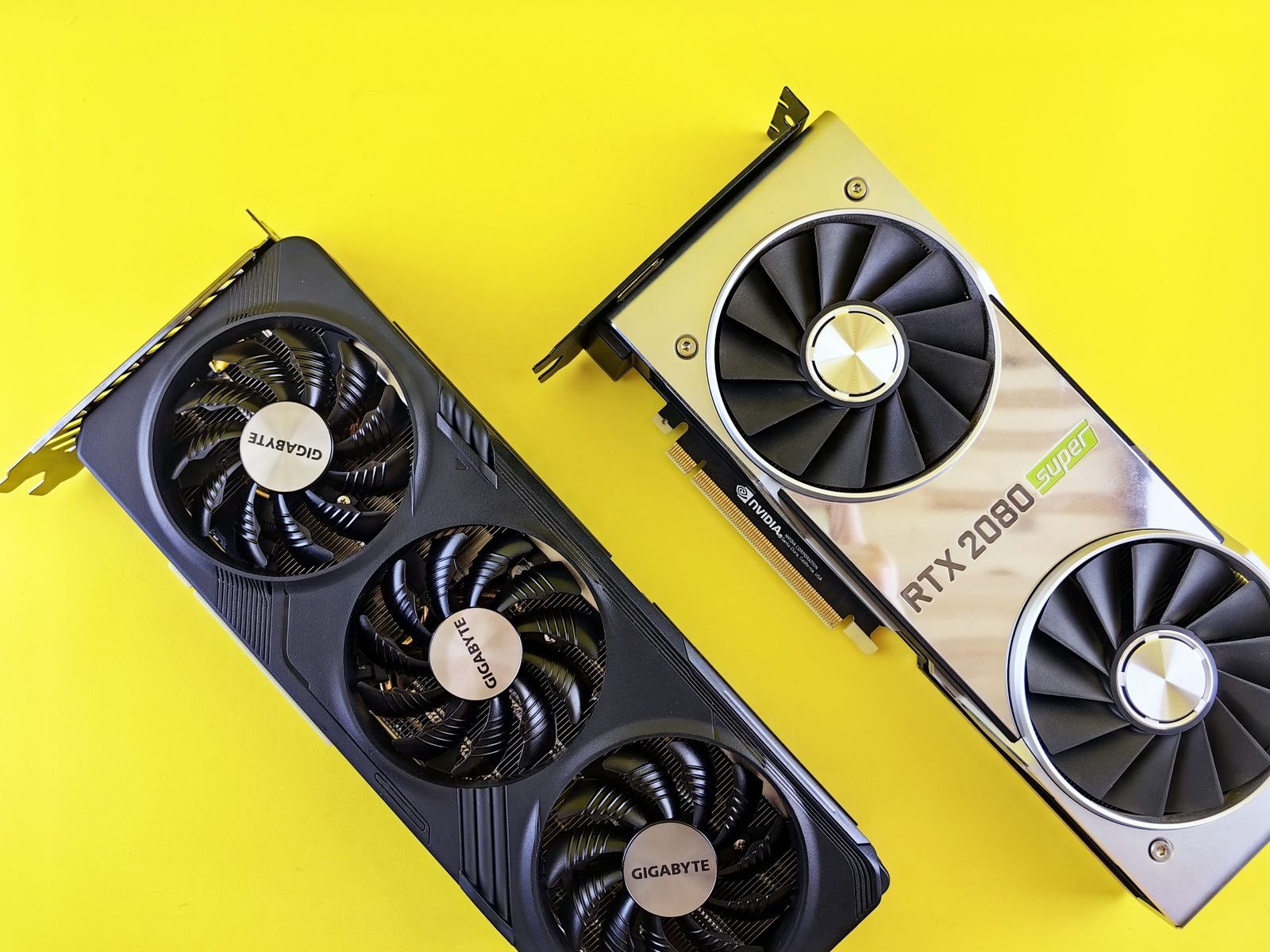 Placas de vídeo GeForce RTX lado a lado sobre fundo amarelo