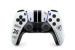 Controle DualSense Gran Turismo Limited Edition ao lado de cena de corrida de Gran Turismo 7 na pista Sportsland Sugo