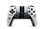 Controle DualSense Gran Turismo Limited Edition ao lado de cena de corrida de Gran Turismo 7 na pista Sportsland Sugo