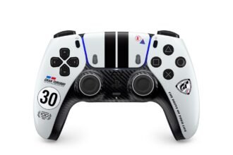 Controle DualSense Gran Turismo Limited Edition ao lado de cena de corrida de Gran Turismo 7 na pista Sportsland Sugo