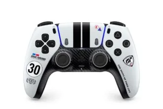 Controle DualSense Gran Turismo Limited Edition ao lado de cena de corrida de Gran Turismo 7 na pista Sportsland Sugo