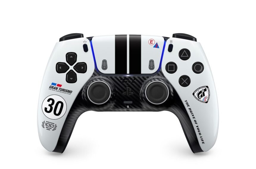 Controle DualSense Gran Turismo Limited Edition ao lado de cena de corrida de Gran Turismo 7 na pista Sportsland Sugo