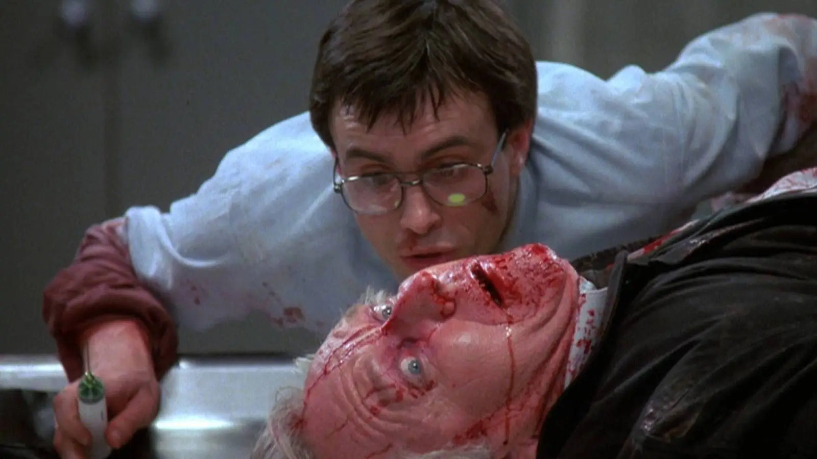 O re-animador ainda é um dos melhores filmes B de zumbi já feitos-e está transmitindo de graça